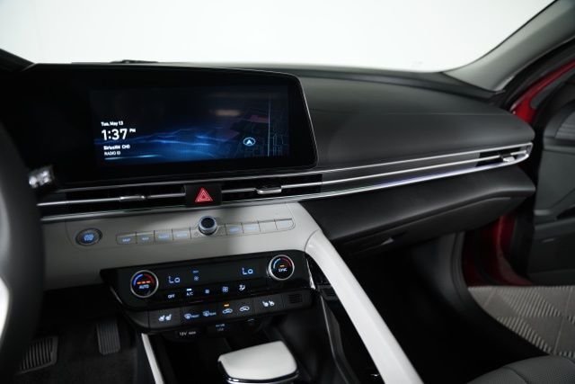 2025 Hyundai Elantra Limited - Photo 7