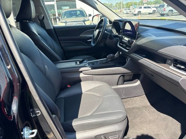 Used 2025 Black Toyota XLE image 35