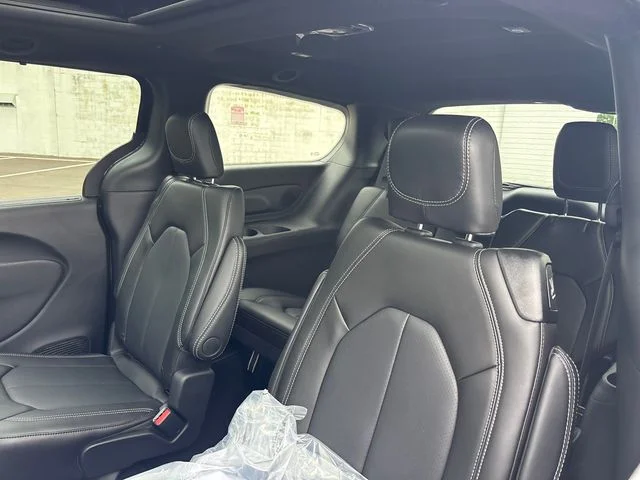 New 2027 Diamond Black Crystal Pearl-Coat Exterior Paint Chrysler Select image 8