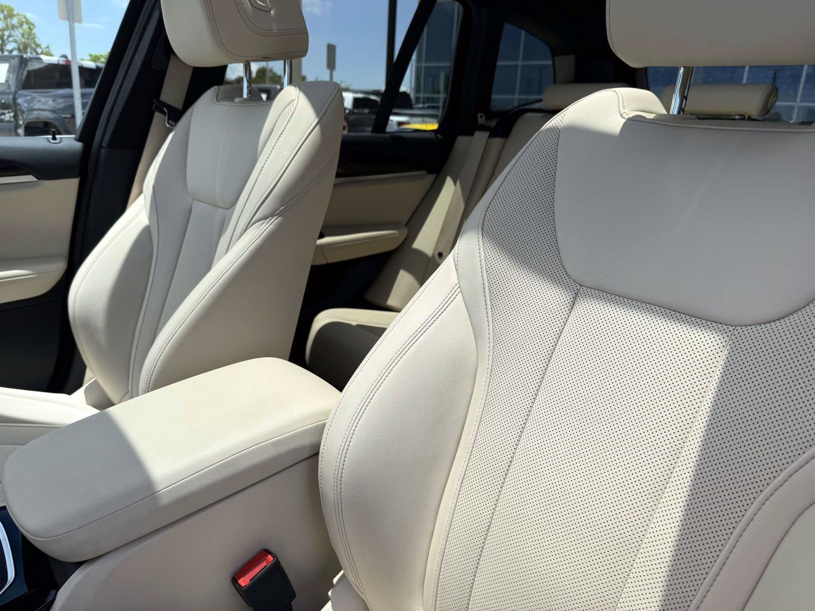 Used 2022 Mineral White Metallic BMW sDrive30i image 23