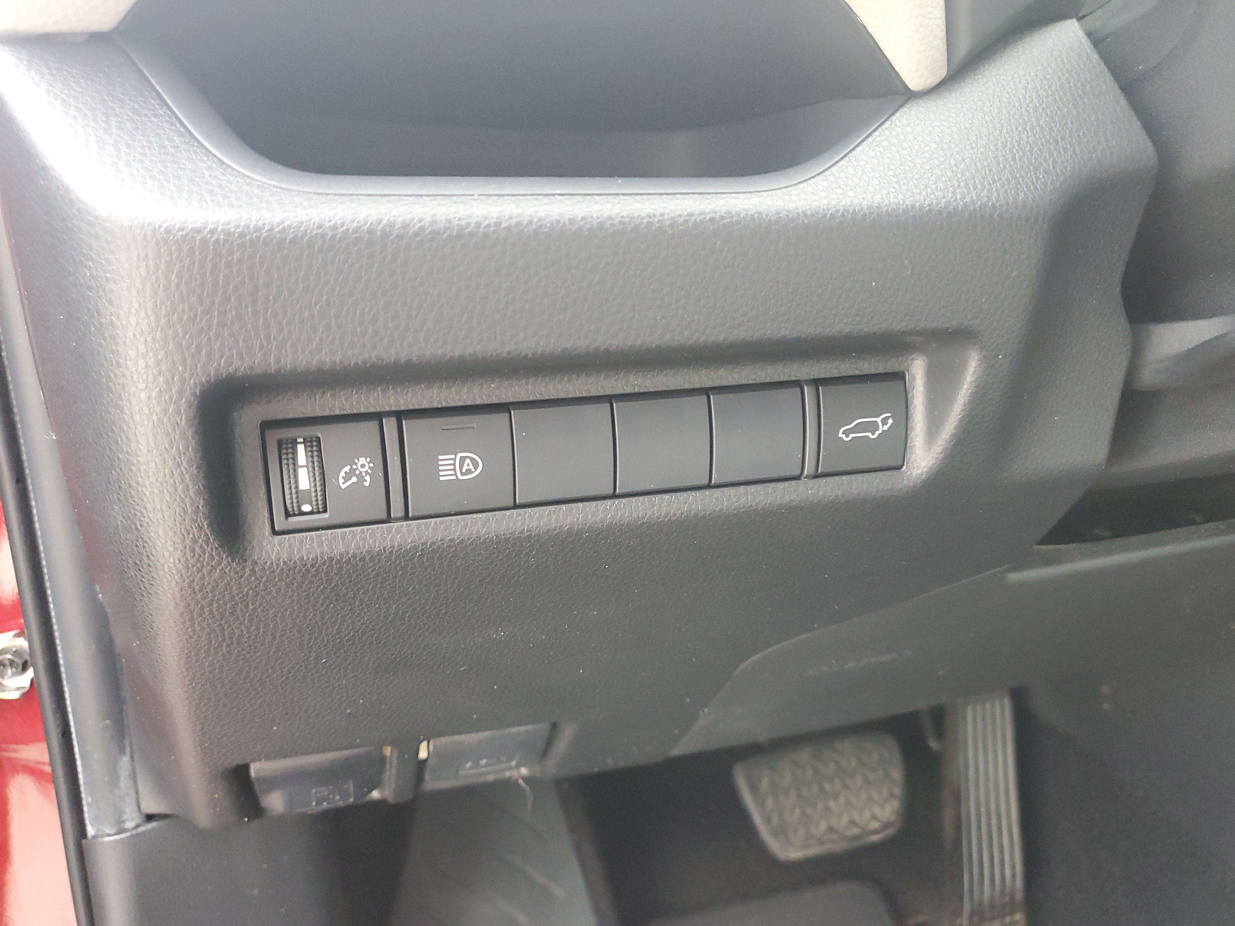 Used 2019 Pearl Toyota XLE Premium image 26