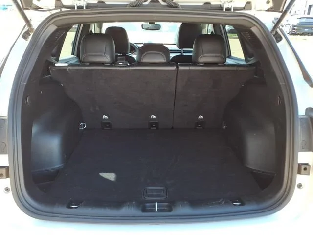 Used 2024  Jeep Latitude image 26