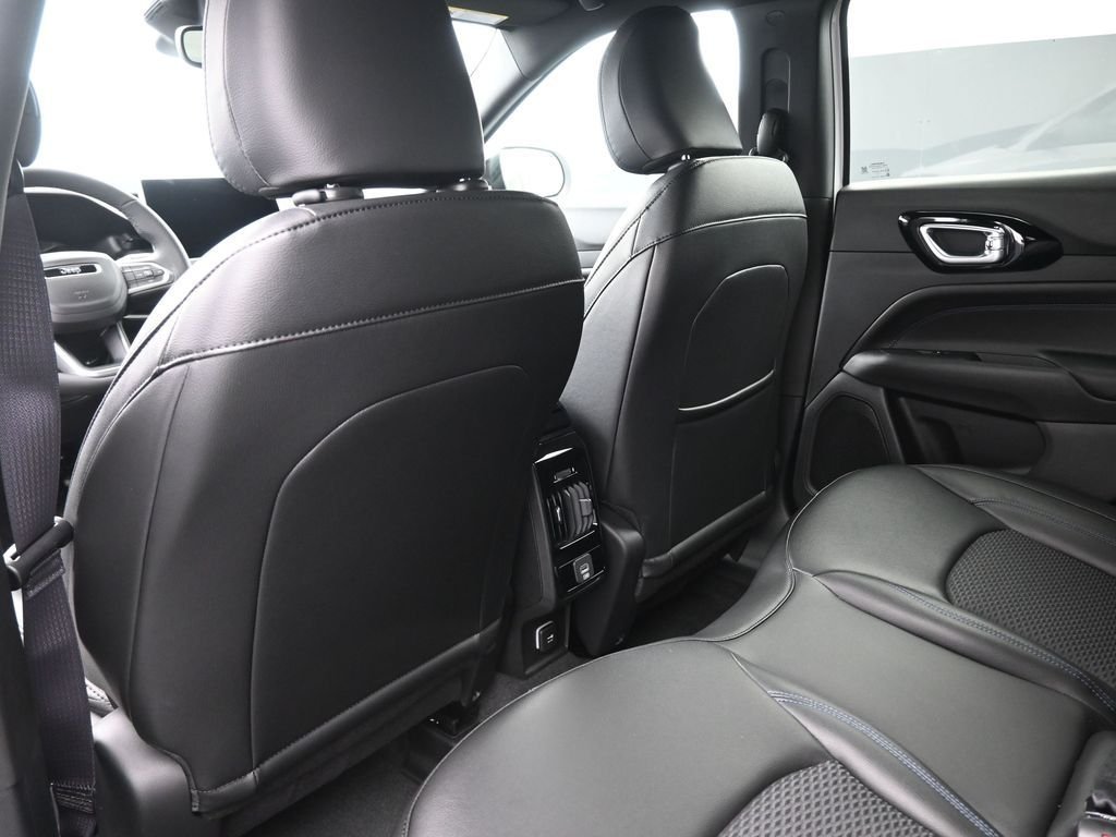 New 2026 Bright White Clearcoat Jeep Latitude image 10