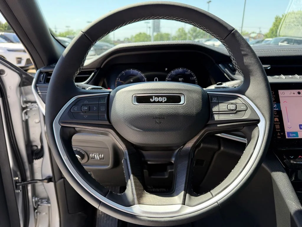 New 2026 Silver Zynith Exterior Paint Jeep Altitude image 13
