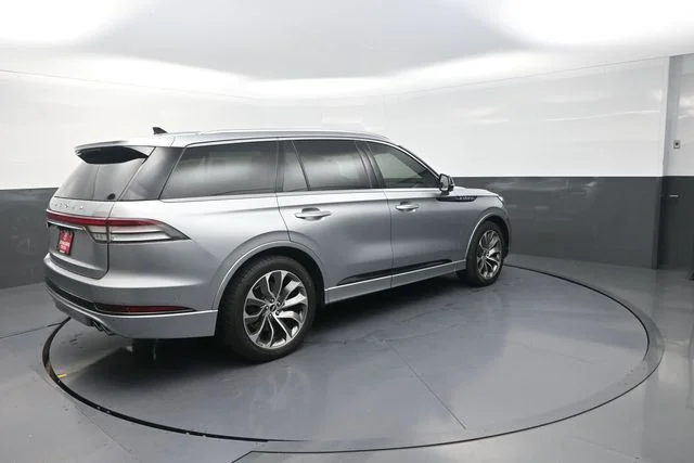 Used 2022 Silver Lincoln Grand Touring image 21