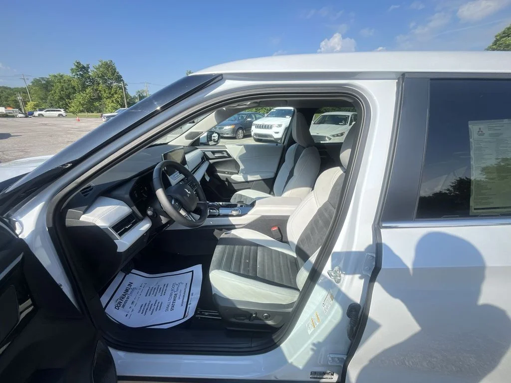 2025 Mitsubishi Outlander SE - Photo 11