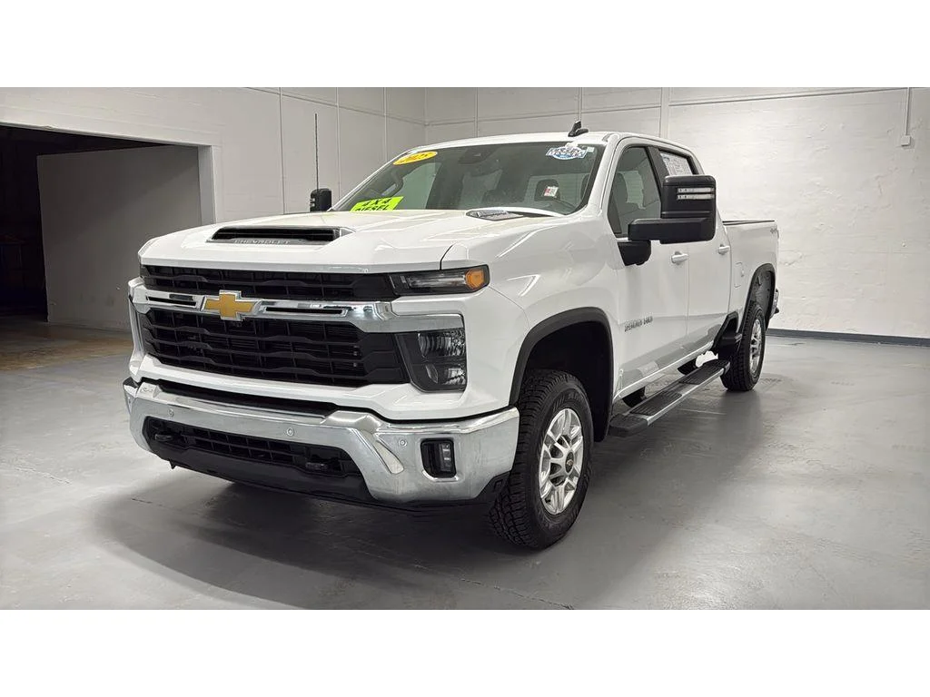 Used 2025 Summit White Chevrolet LT image 15