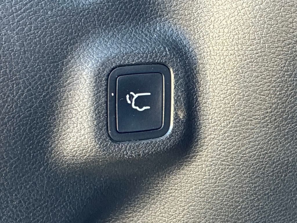Used 2022 Silver Jeep Latitude image 11
