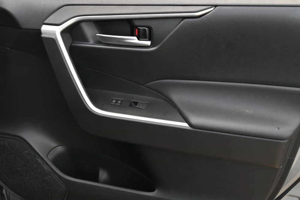 Used 2025 Silver Toyota XLE Premium image 18