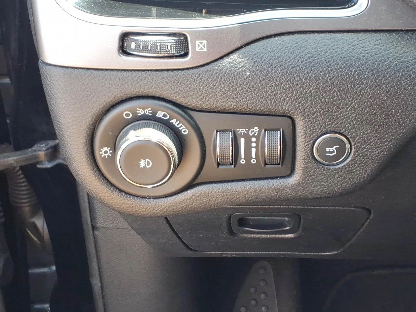 Used 2020 Diamond Black Crystal Pearlcoat Jeep Limited image 21