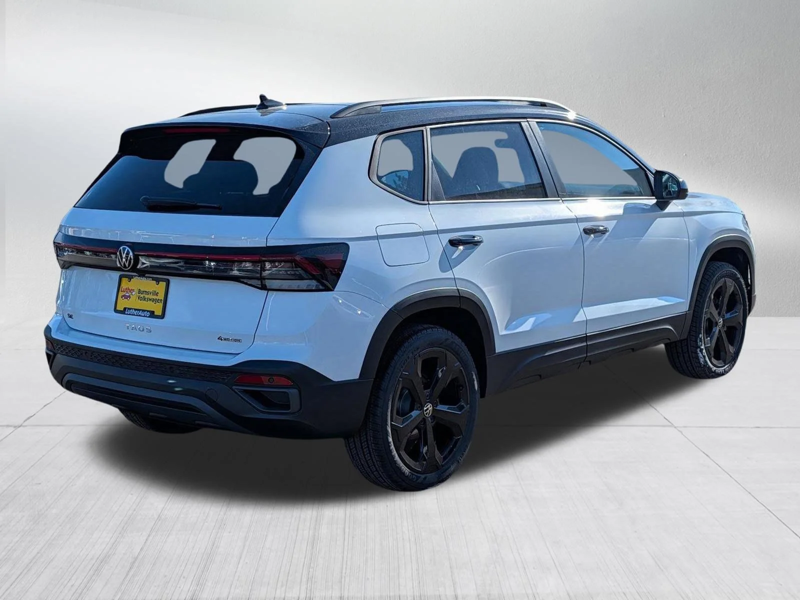New 2026 Pure White w/Deep Black Roof Volkswagen SE Black image 4