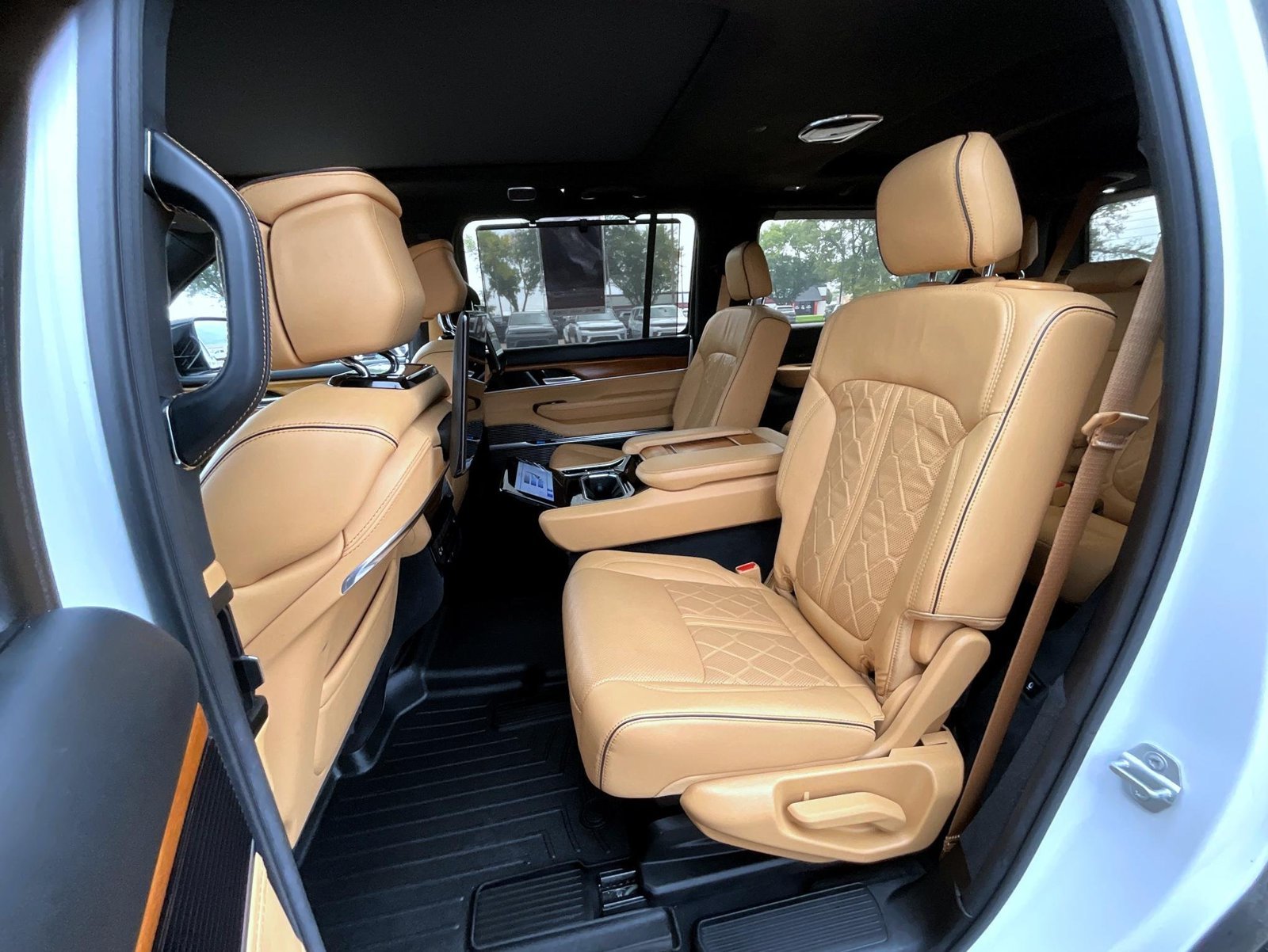 Used 2023 White Jeep Series III image 21