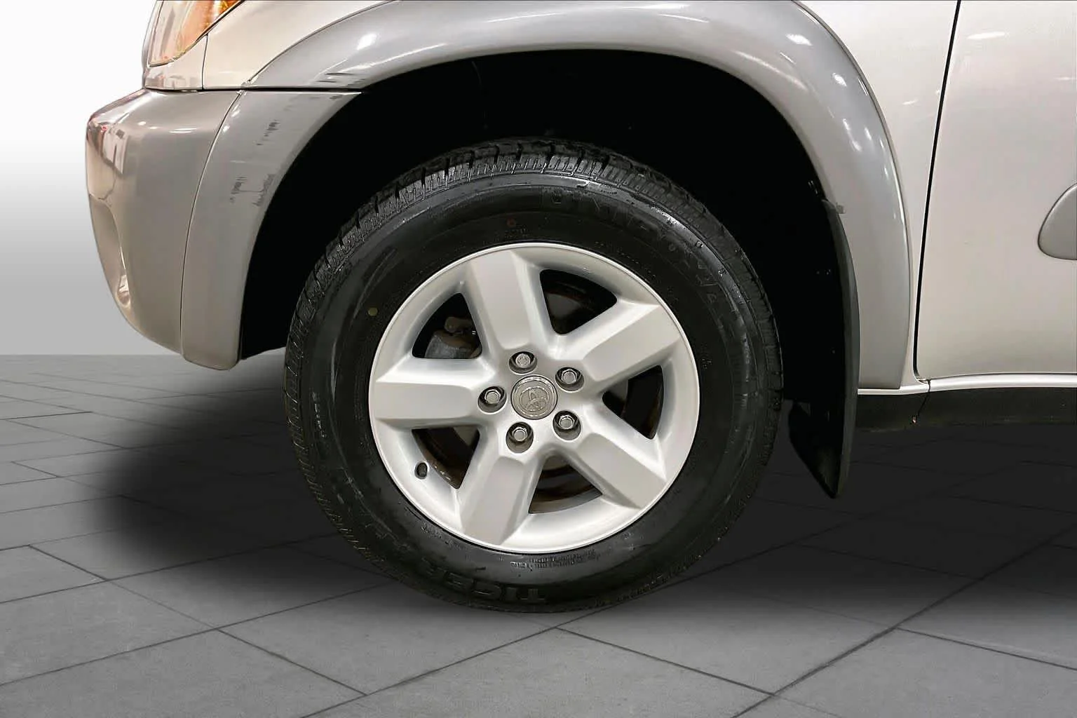Used 2005 Titanium Metallic Toyota  image 10