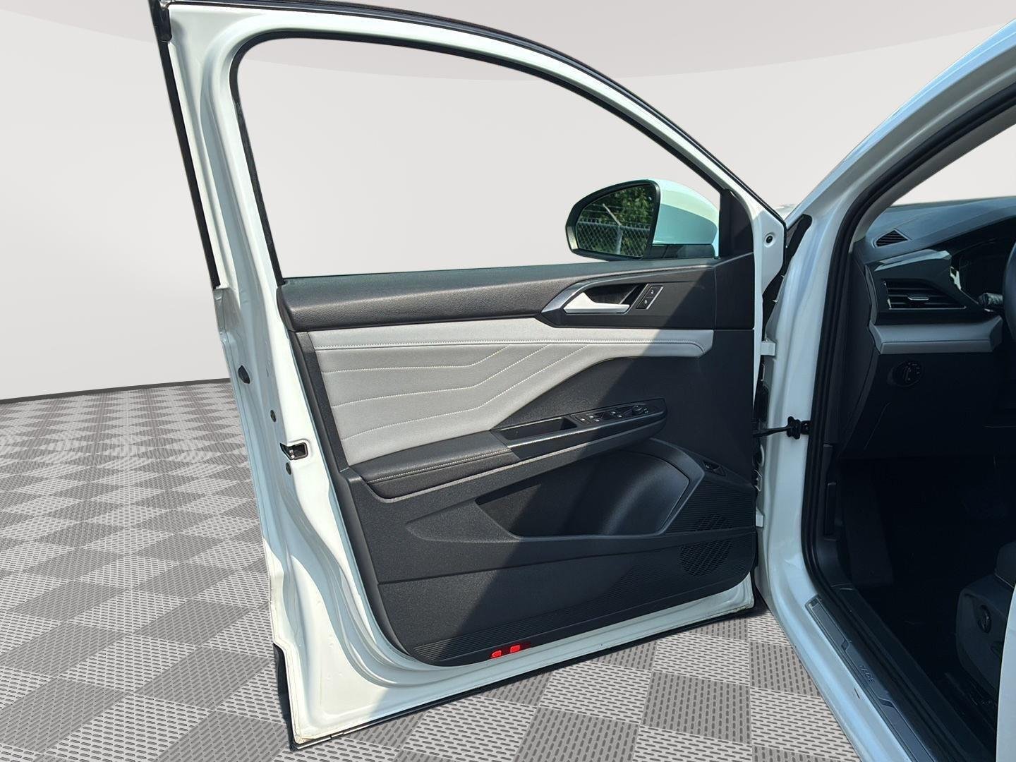 Used 2024 Pure White Volkswagen SEL image 27