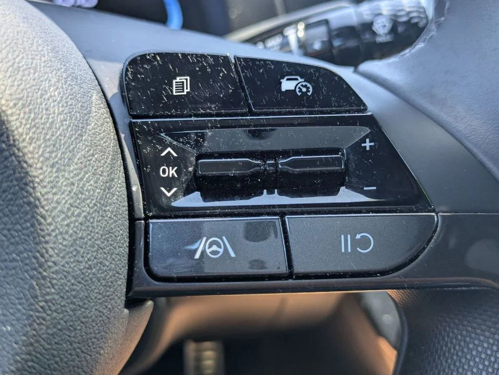 Used 2025 Black Hyundai SEL Sport image 18