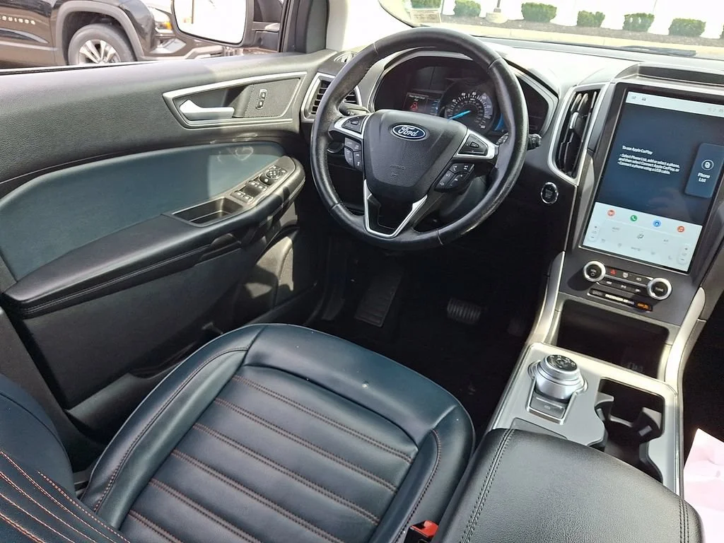 Used 2022 Black Ford SEL image 15