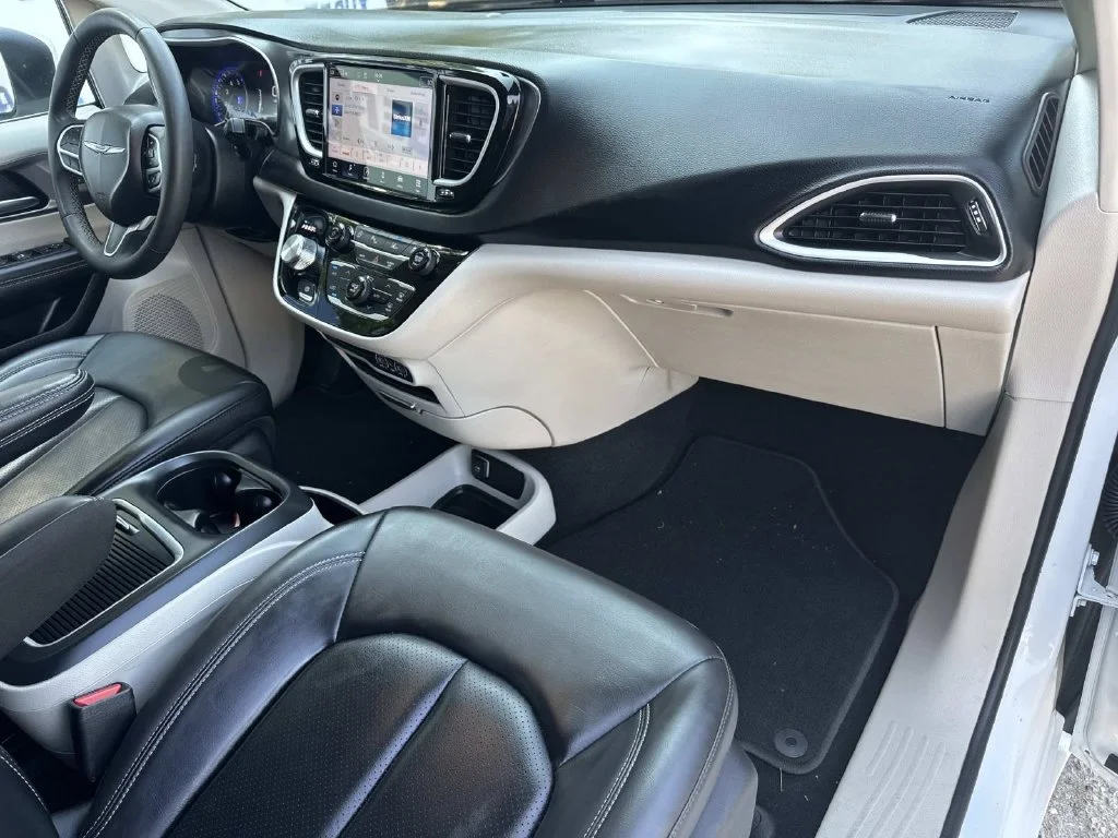 Used 2023 White Chrysler Touring L image 22