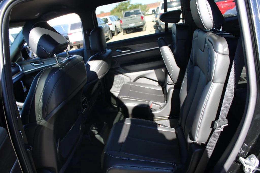 New 2027 High-Gloss Black Paint Jeep Limited image 14