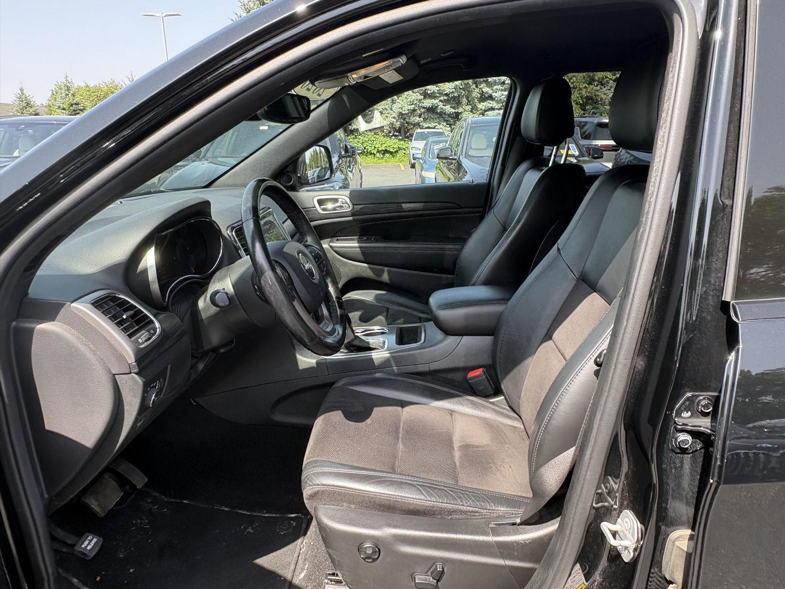 Used 2020 Diamond Black Crystal Pearlcoat Jeep Altitude image 9
