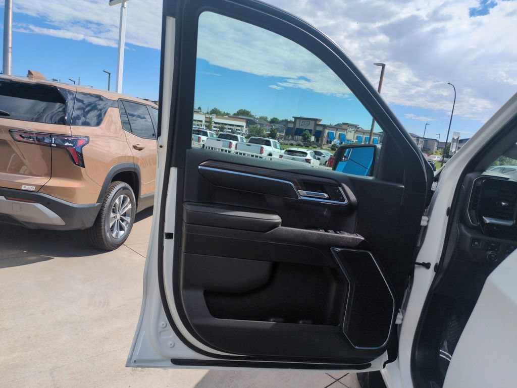 Used 2023 SUMMIT WHITE Chevrolet LT image 10