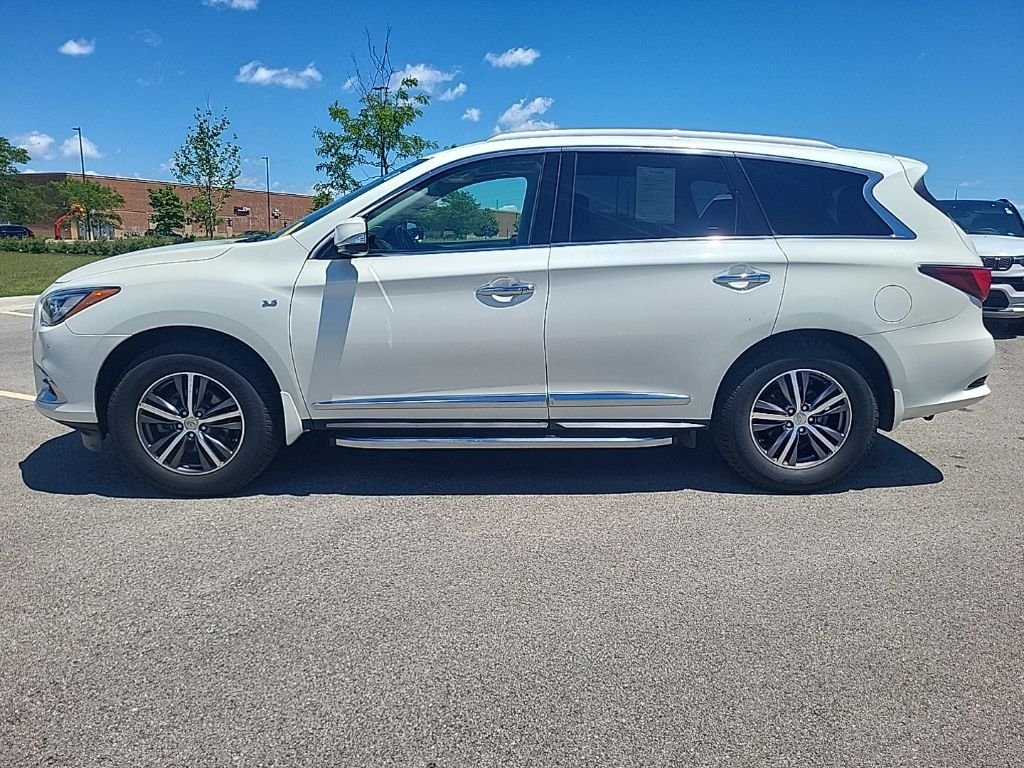 Used 2017 White INFINITI Base image 2