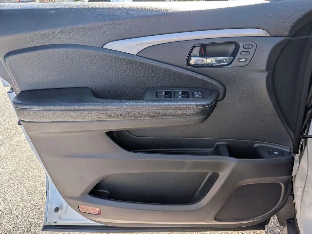 Used 2023 White Honda RTL image 26