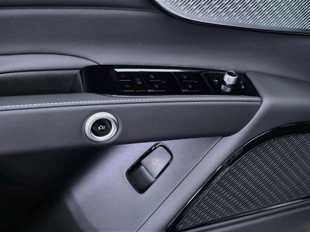 Used 2025 Bianco Astro Metallic Maserati Base image 24