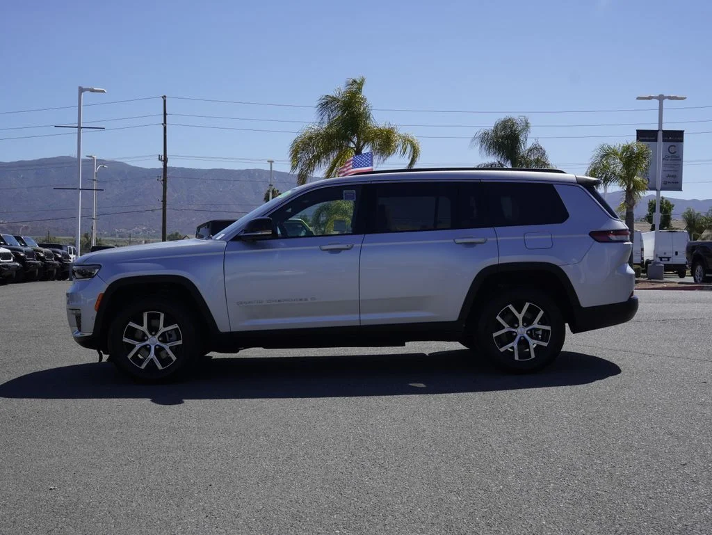 Used 2024 Silver Jeep Limited image 6