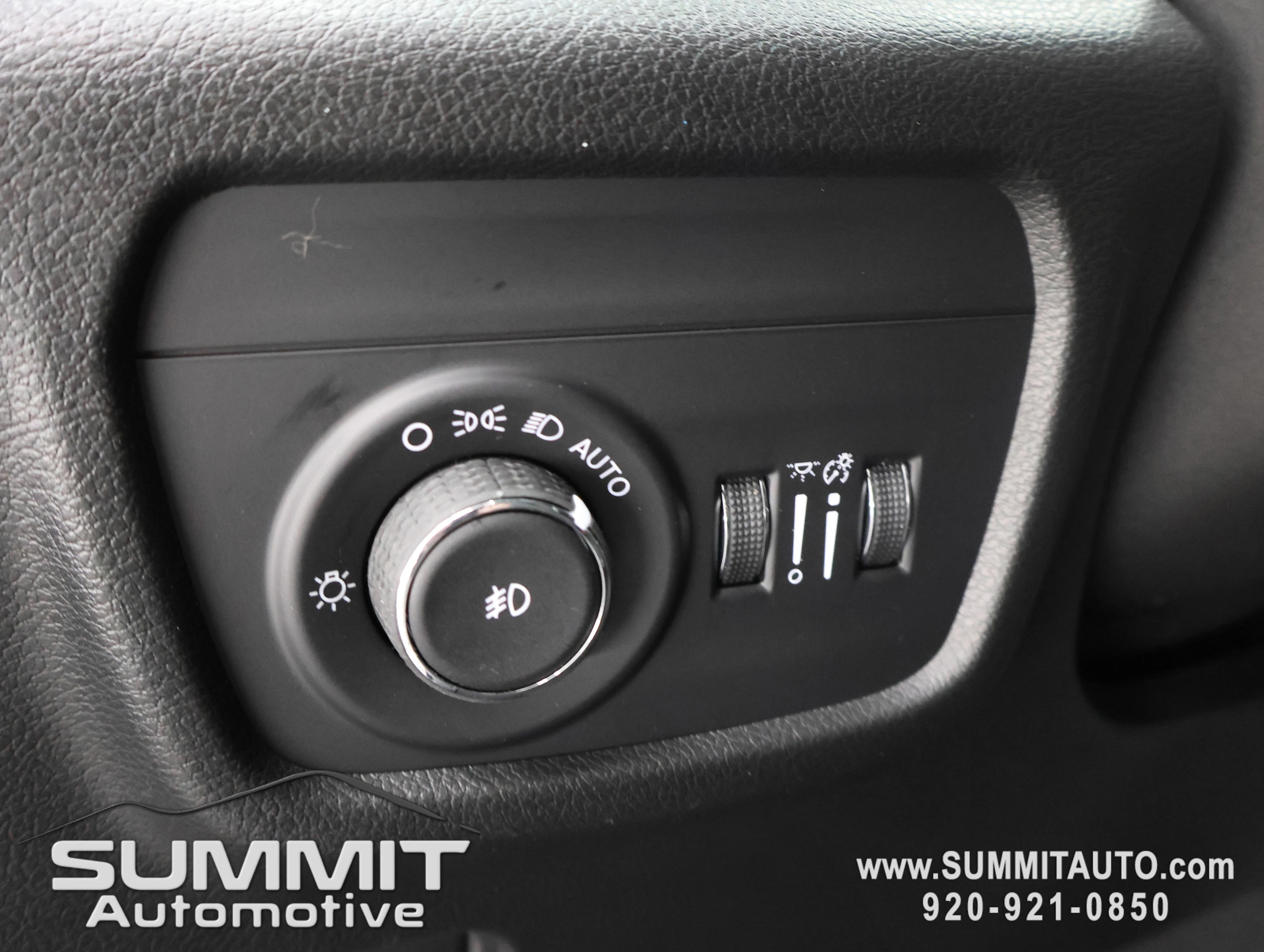 New 2025 Diamond Black Crystal Pearl-Coat Exterior Paint Jeep Limited image 47