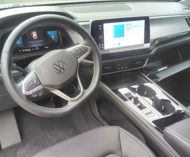 Used 2026  Volkswagen SE w/Technology image 8