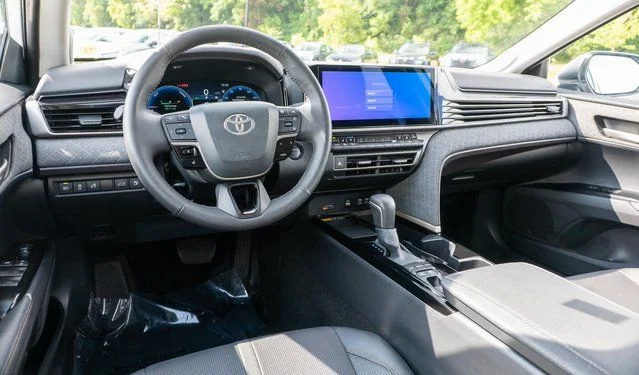 Used 2025 Pearl Toyota XLE image 15