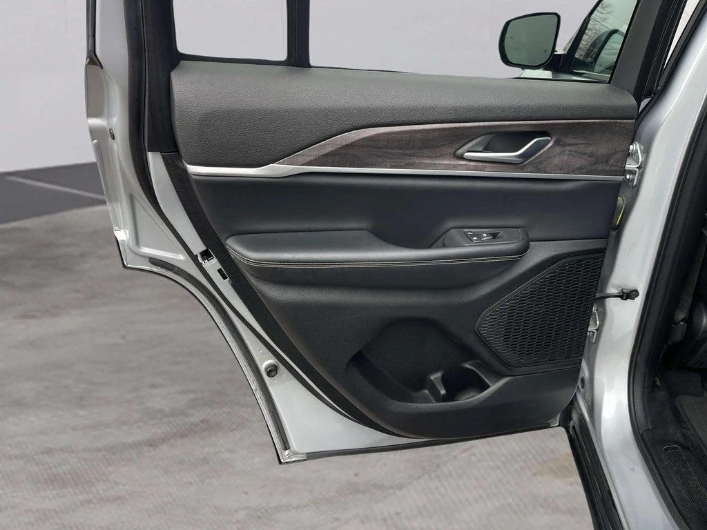 Used 2023 Silver Zynith Jeep Limited image 29