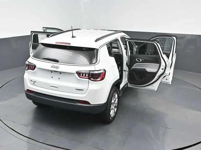 Certified Used 2022 Bright White Clearcoat Jeep Latitude Lux image 26