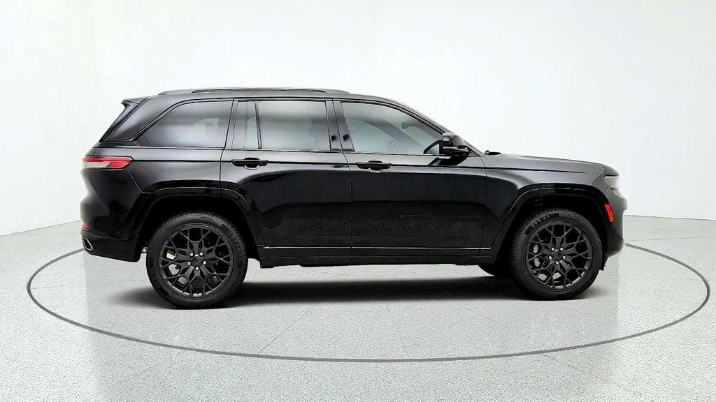 Used 2025 Diamond Black Crystal Pearlcoat Jeep Summit 4x4 w/ High Altitude, Hands-Free ADA & Night Vision image 4