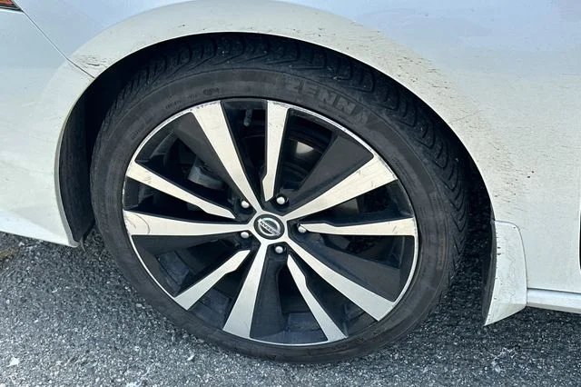 Used 2020 White Nissan 2.5 SR image 4