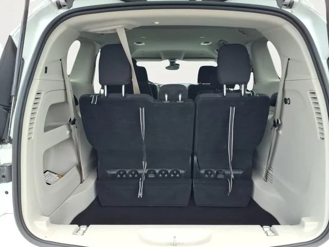 Used 2023  Chrysler LX image 23