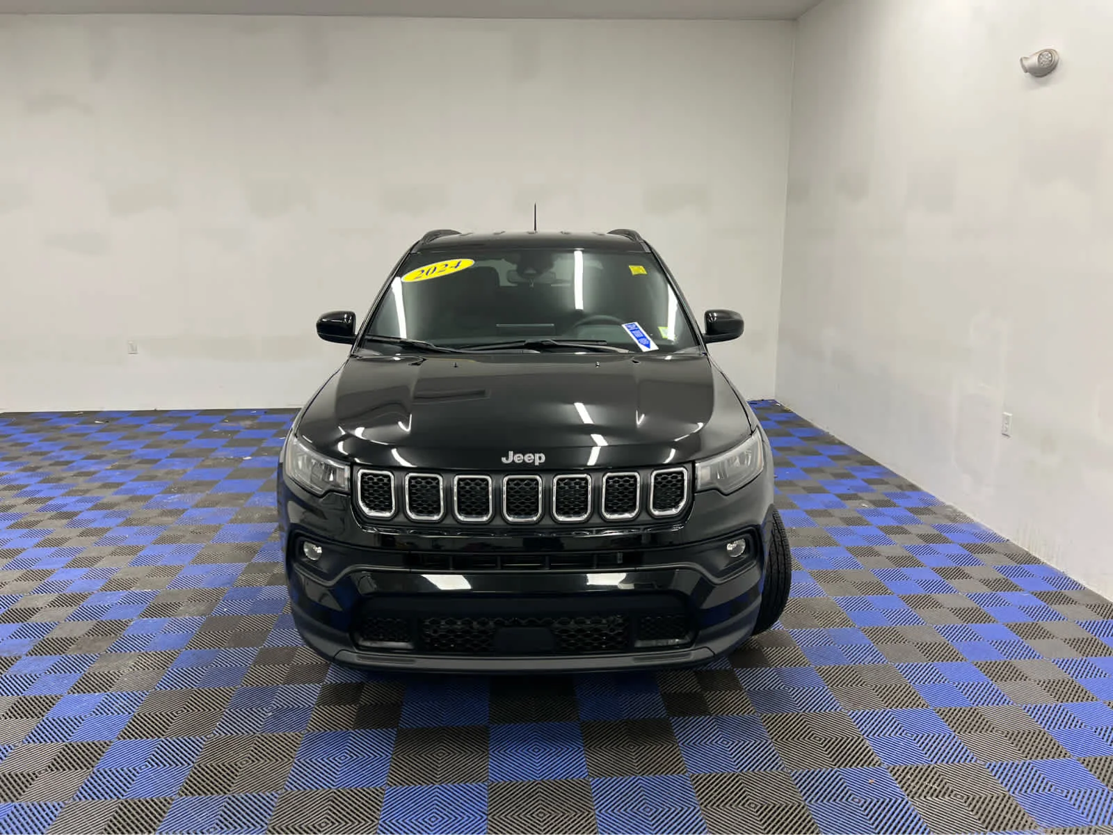 Used 2024 Diamond Black Crystal Pearlcoat Jeep Latitude image 8
