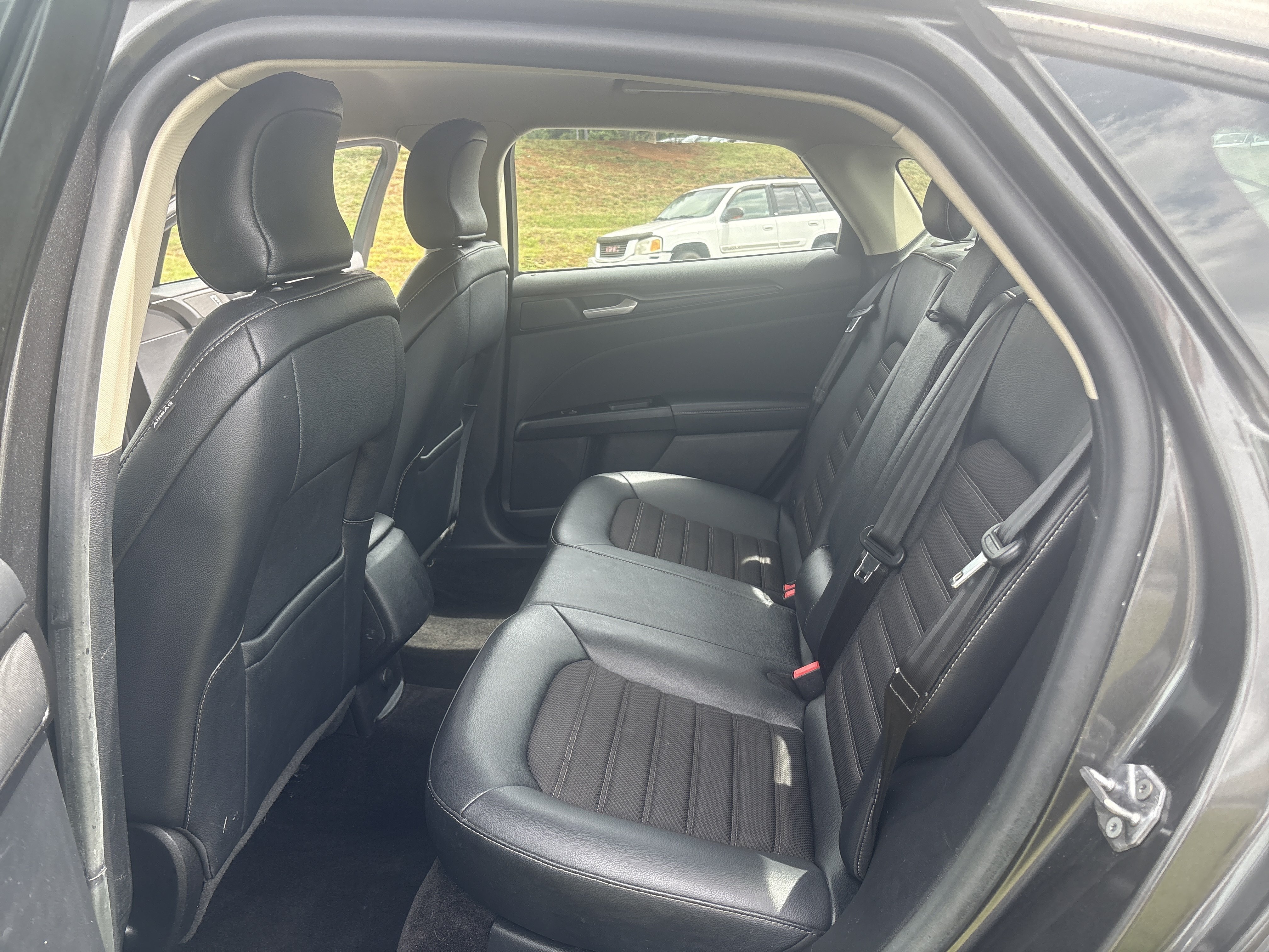 Used 2018 Magnetic Metallic Ford SE image 21