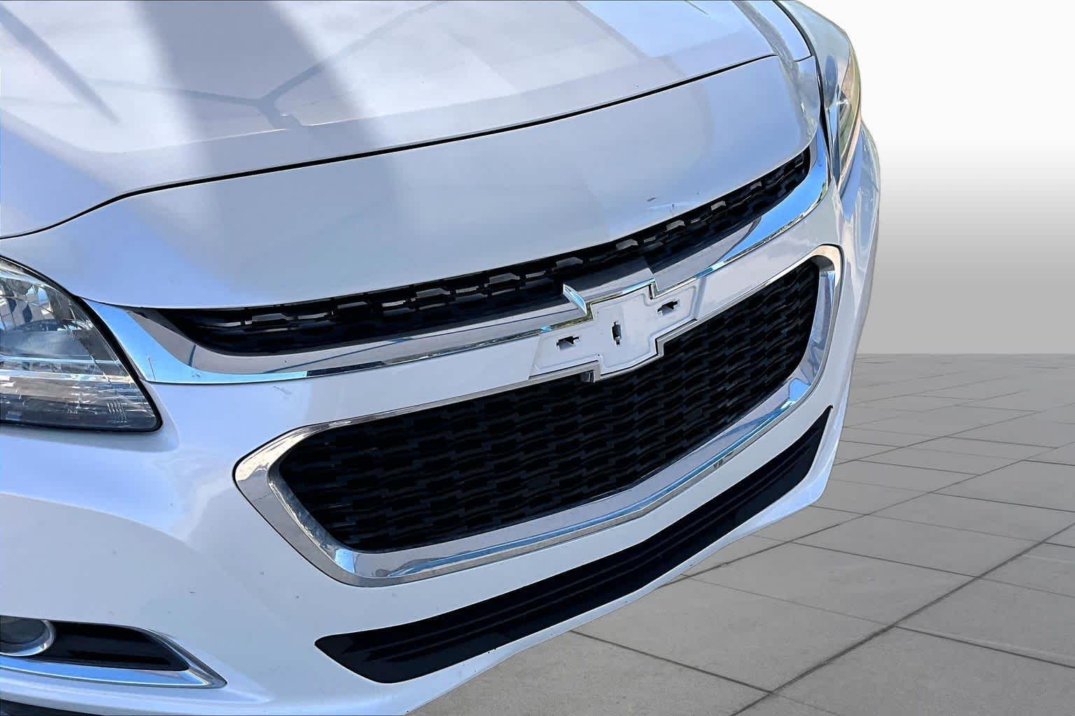 Used 2015 Iridescent Pearl Tricoat Chevrolet LT image 29
