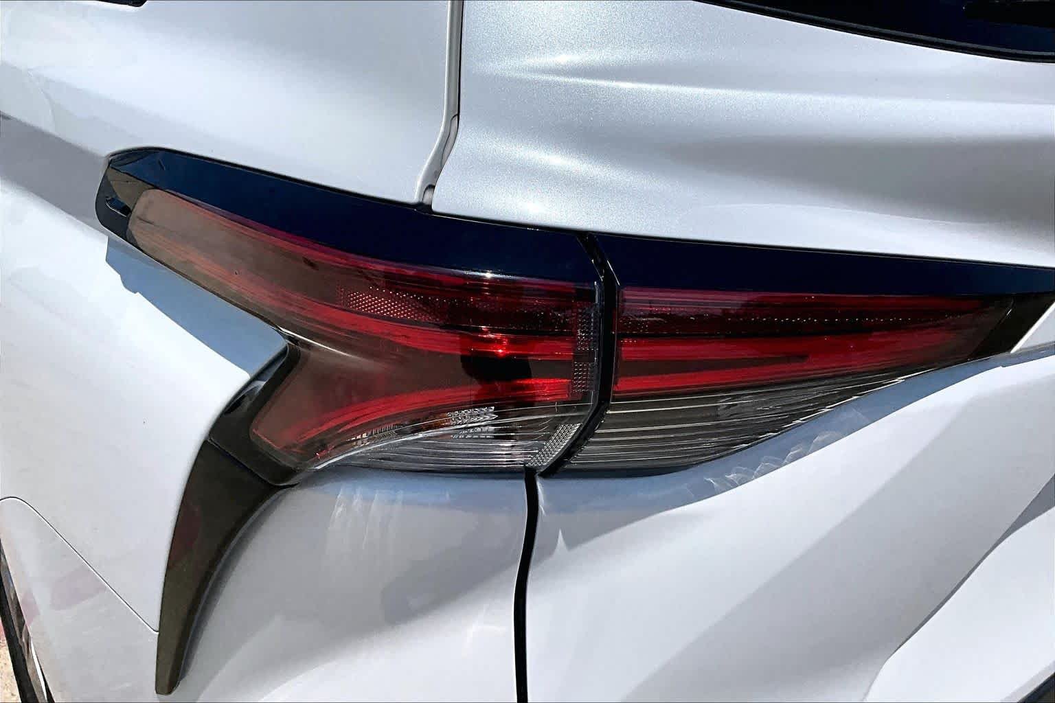 Used 2022 Wind Chill Pearl Toyota XLE image 29