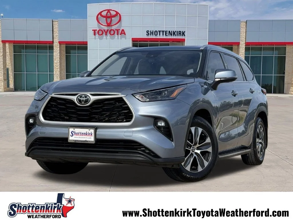 Used 2022  Toyota XLE image 1
