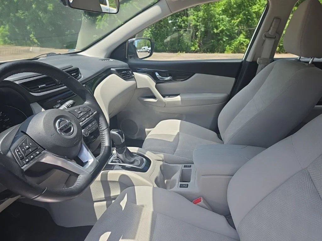 Used 2021 White Nissan SV image 11