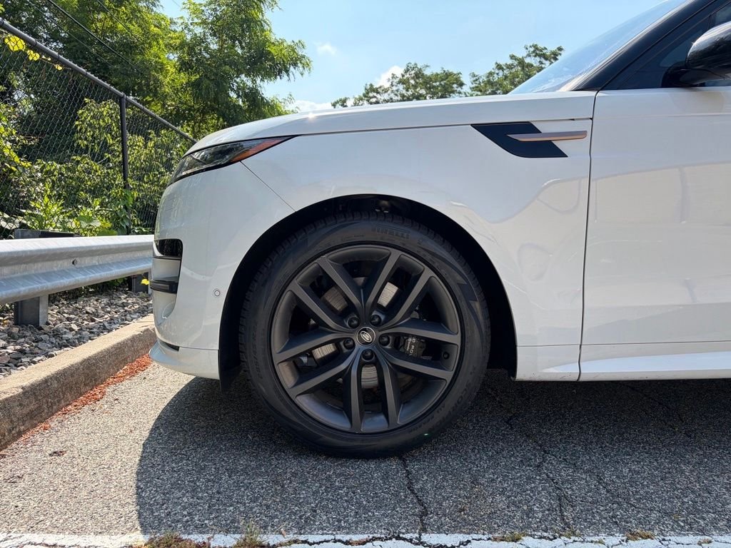 Used 2023 White Land Rover SE Dynamic image 9