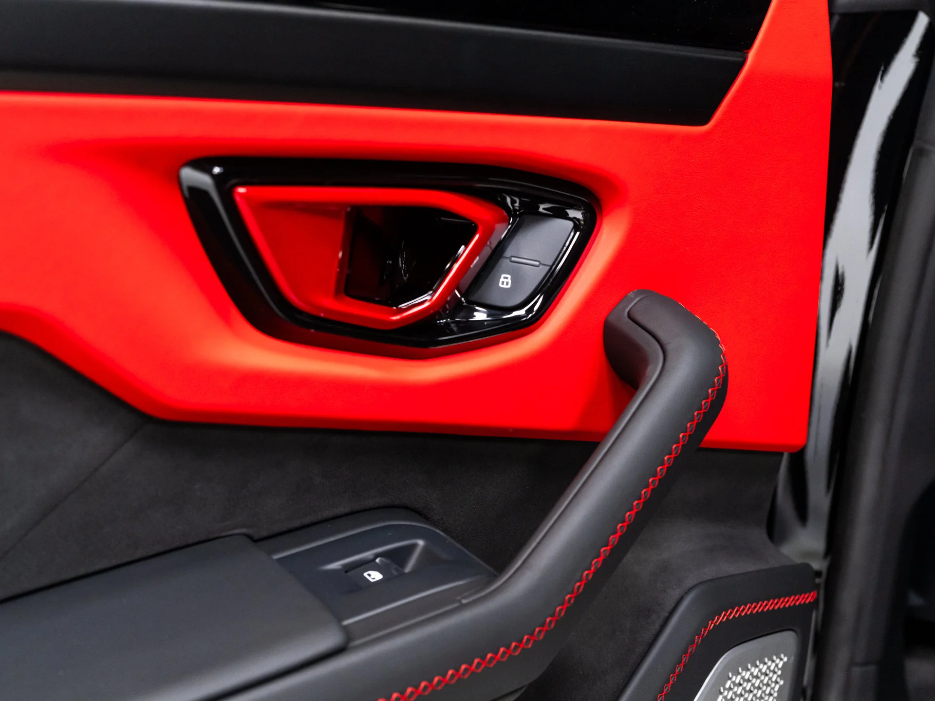 Used 2025 Nero Noctis Metallic Lamborghini SE image 78