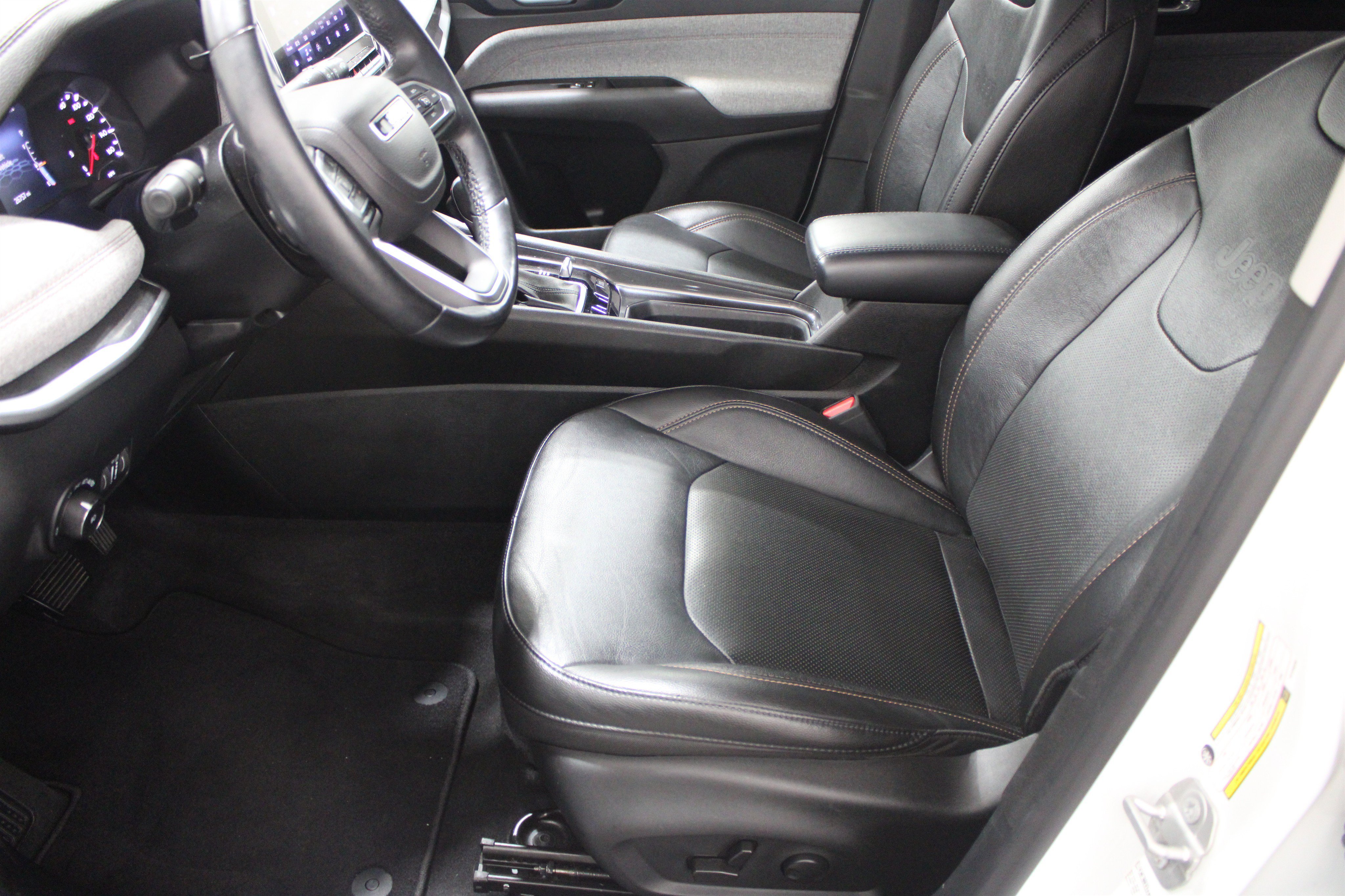 Used 2022 Bright White Clearcoat Jeep Latitude Lux 4x4 image 5