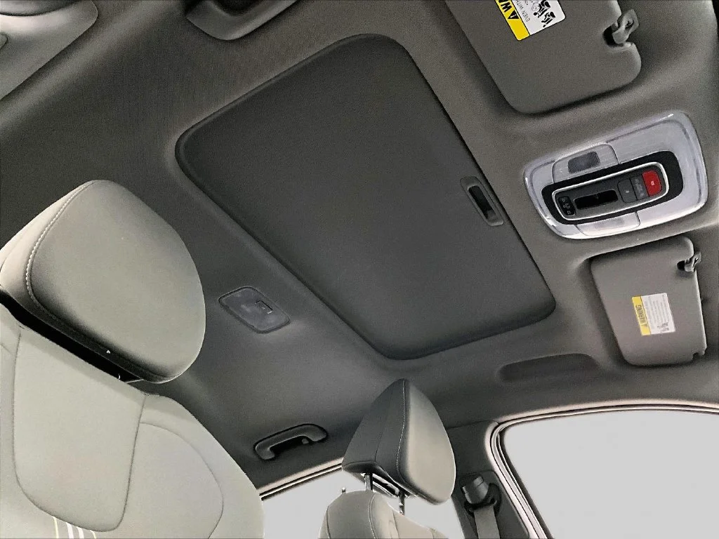 Used 2025 Silver Hyundai SEL Convenience image 27