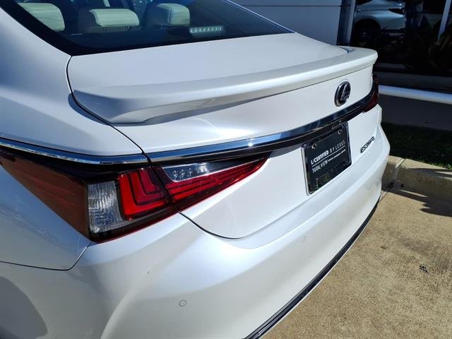 2025 Lexus ES Hybrid 300h - Photo 19