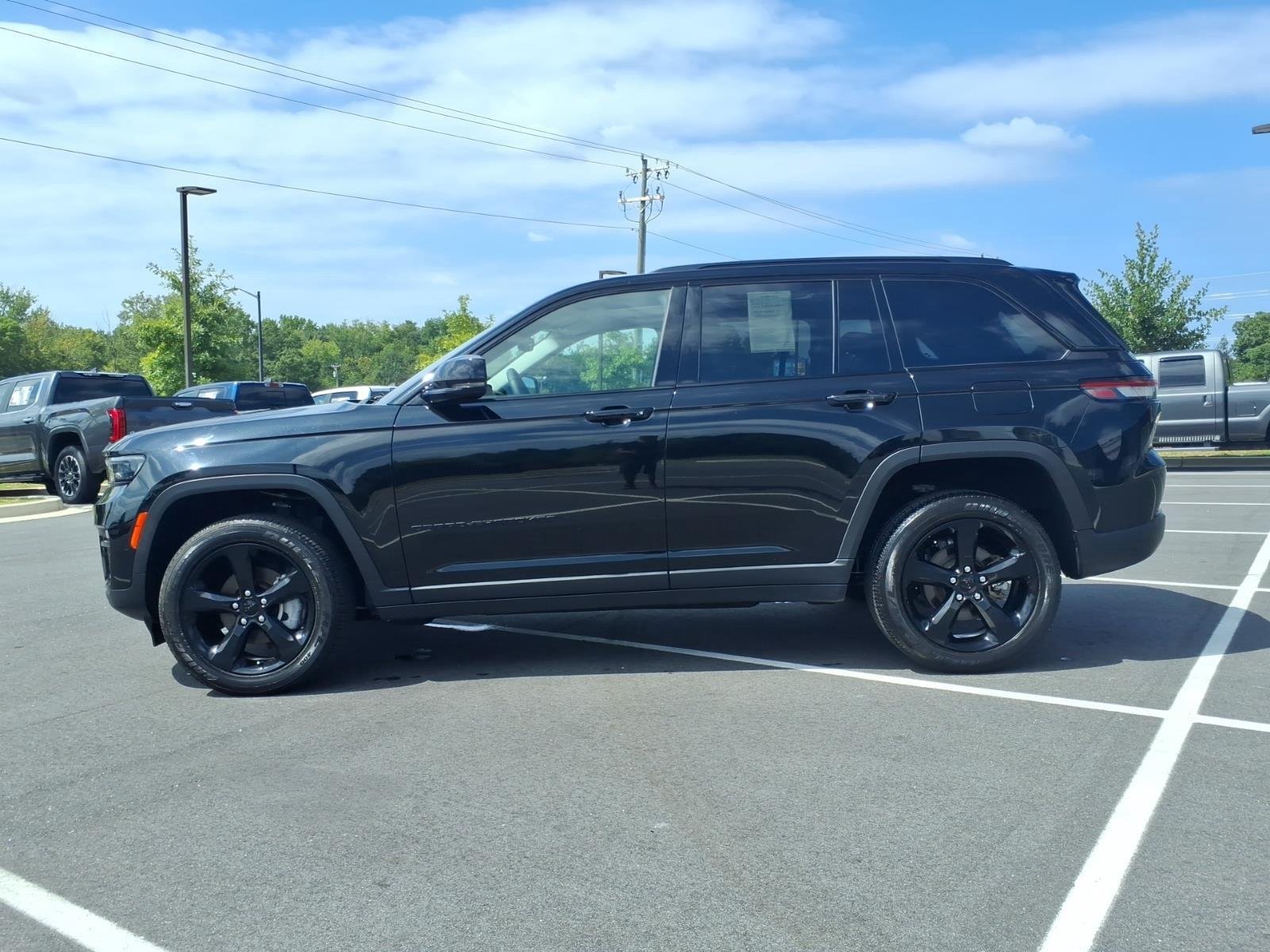 Used 2023 Diamond Black Crystal Pearlcoat Jeep Limited image 3