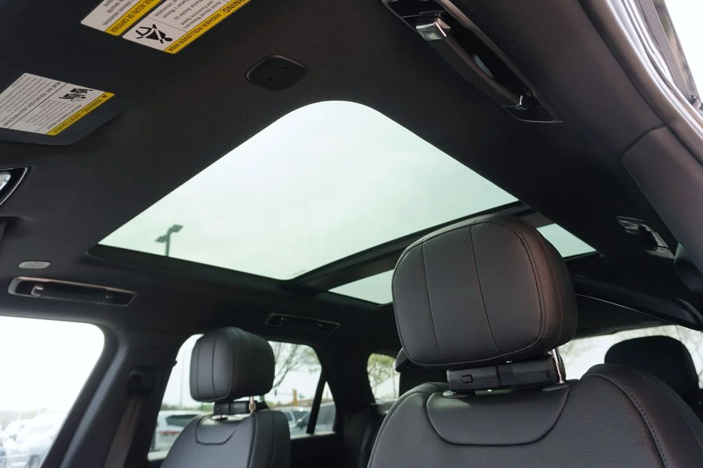 New 2026 Carpathian Grey Land Rover SE image 14