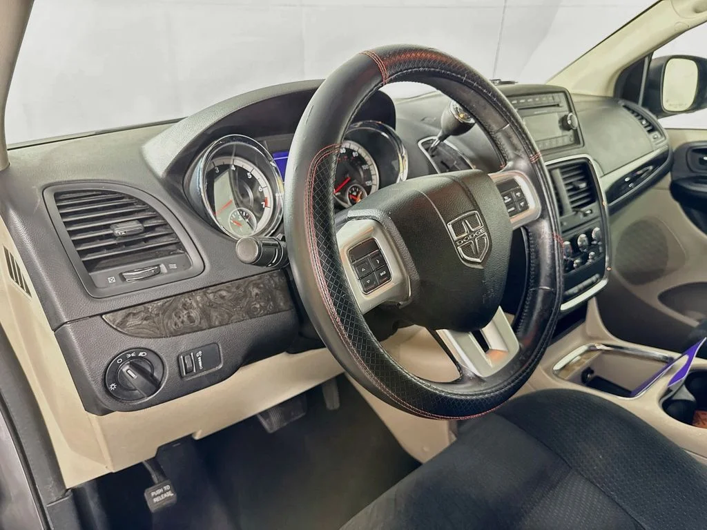 Used 2015 Silver Dodge SXT image 9